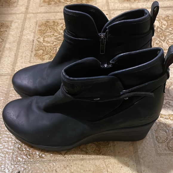 UGG Women's Indra Ankle Boot Black Wedge Waterproof size 8 - Picture 2 of 8